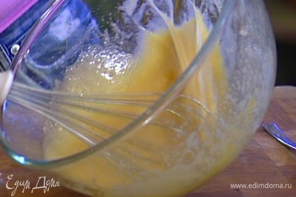 Яйца взбить с сахаром в светлую воздушную массу, добавить цедру апельсина.