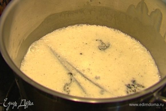 Молоко и сливки влить в кастрюлю, добавить зерна и стручок ванили, поставить на огонь и довести до кипения, затем стручок ванили вынуть.
