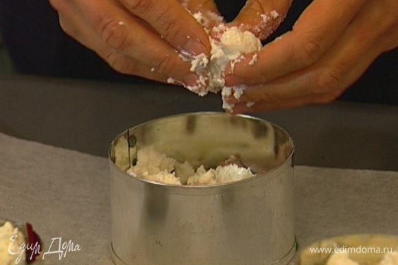 Сверху выложить слой взбитой фасоли, а затем слой козьего сыра, поломав его на кусочки, и отправить духовку под гриль на 5−7 минут.