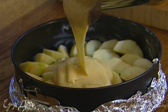 Вылить тесто на яблоки, отправить в разогретую духовку и выпекать 30 минут.