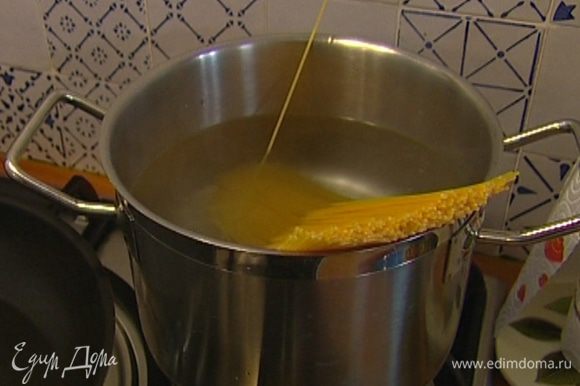 Спагетти отварить в подсоленной воде, затем воду слить и сохранить.
