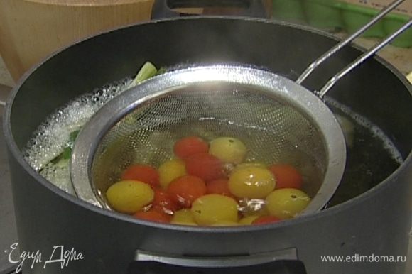 Кожицу помидоров надрезать, положить их в дуршлаг и на минуту опустить в кипяток, затем кожицу снять.