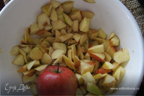 Нарезать яблоки кубиками.