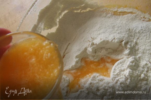 Растопить масло и слегка остудить Смешать масло с яйцами и просеять муку, смешанную с разрыхлителем и ванилью. Тонкой струйкой влить апельсиновый сок (оставить 1 ст.л. для глазури).