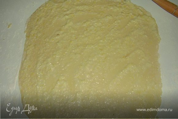 Смазываем тесто слоем белково-лимонной массы.