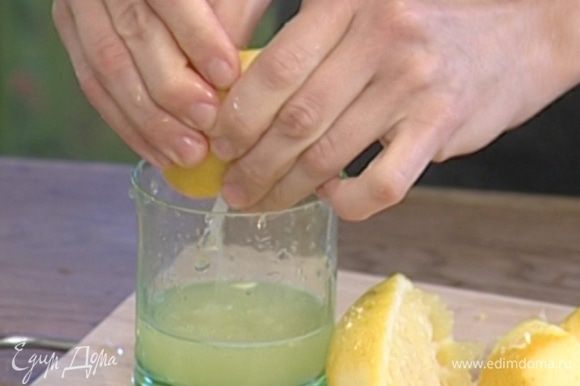 Цедру лимонов натереть на мелкой терке, выжать из них сок.