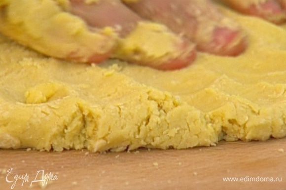Добавить желток и вымешать тесто, чтобы оно стало эластичным.