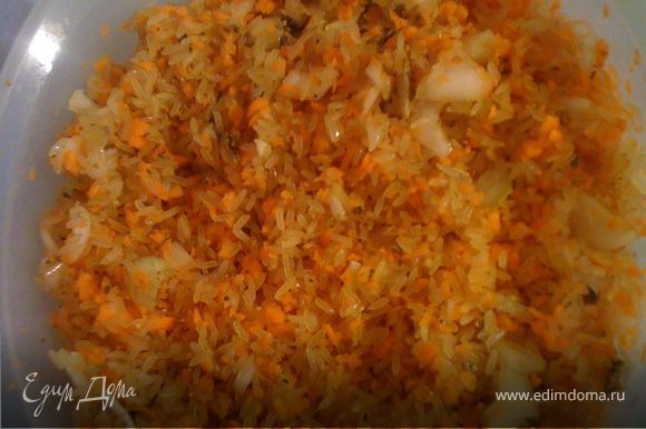 В пароварку ставим смесь из риса, потертой на терке моркови, мелко/крупно (кто как любит) рубленного лука, специй (у меня: базилик, черный перец, майоран).