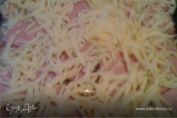 Сверху кладем порезанные сосиски (колбасу, фарш …… у кого что есть. Если добавляете фарш, то предварительно его нужно обжарить на оливковом масле, можно с луком), посыпаем сыром.