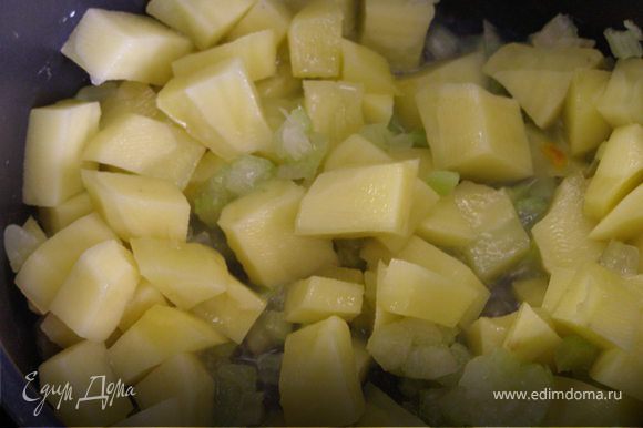 Картофель очистить, порезать. Сельдерей мелко нашинковать. Положить овощи в кастрюлю и обжарить на сильном огне с оливковым маслом.