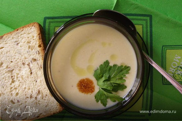Выложить суп в пиалу, посыпать свежей зеленью. Bon appétit!