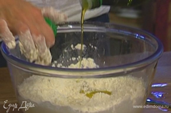 Добавить оставшуюся муку, 2 ст. ложки оливкового масла и замесить тесто.