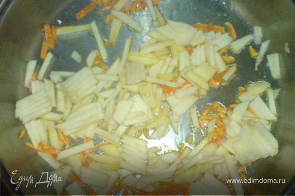 Очищенное от кожуры яблоко порезать соломкой и присоединить к моркови. Тушить 3-4 мин.