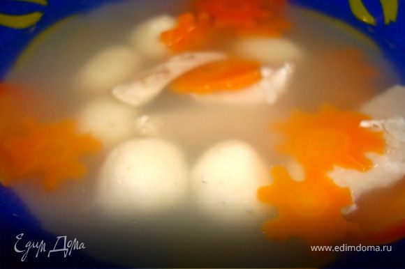 Если вы готовите для взрослых, то можно приправить суп различными специями и сделать зажарку, т.е. морковочку обжарить в сковородке на растительном масле, затем добавить немного воды и пассеровать ее минут 10… А уже затем добавить в суп и довести до кипения…