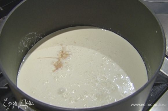 Сливки влить в кастрюлю, добавить ванильный экстракт или разрезанный пополам стручок ванили и подогреть, не доводя до кипения.