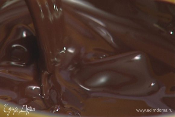 Шоколад растопить на водяной бане, добавить виски и перемешать, но только после того, как шоколад окончательно растаял.