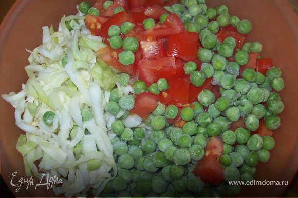 Дабавить нашенкованную капусту, помидор и горошек и варить еще минут 10-15
