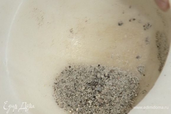 Горошины черного перца измельчить в ступке со щепоткой соли и натереть утку снаружи и изнутри.