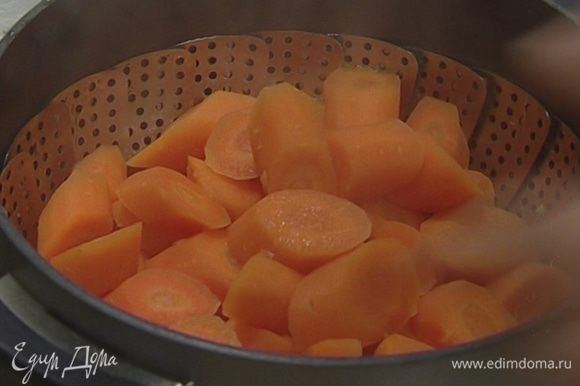 Морковь крупно нарезать и варить на пару 30 минут.