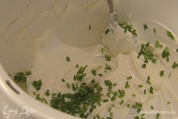 Мелко нарезать зеленый лук и соединить со сливочным сыром, добавить сок лимона, все посолить, поперчить и перемешать.