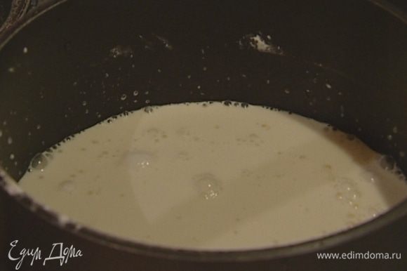 В небольшую кастрюлю влить 22%-ные сливки, молоко, всыпать 100 г сахарной пудры и довести до кипения (ни в коем случае не кипятить!).