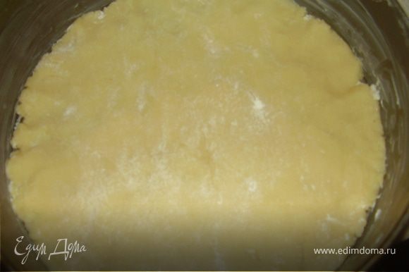 Берем из холодильника тесто,распределяем его по форме диаметром 26 см,смазав форму предварительно сливочным маслом.