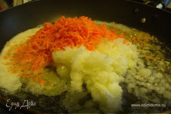 Разогреть на сковороде сливочное и растительное масло, потушить морковку и лук до мягкости на маленьком огне.