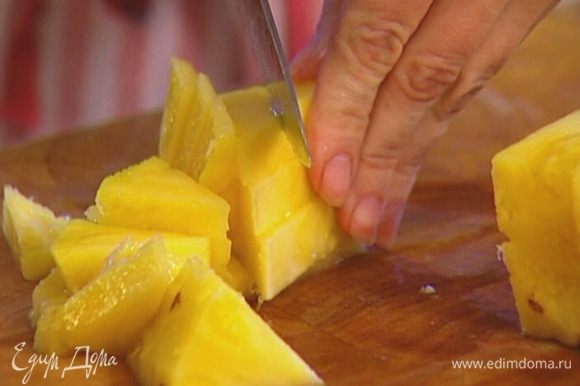 Мякоть ананаса нарезать небольшими кусочками и выложить на блюдо.