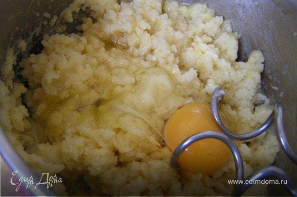 Снять с огня и по одному добавить в тесто яйца, тщательно вымешивая после каждой добавки...