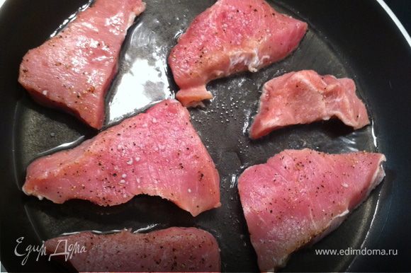 мясо лучше нарезать кусочками потолще, его нужно посолить и поперчить, а потом на сковородку, в которую налейте побольше масла