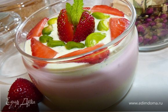 Выложить в стаканы ореховый и ягодный крем слоями. Украсить ягодами клубники, фисташками и мелиссой.