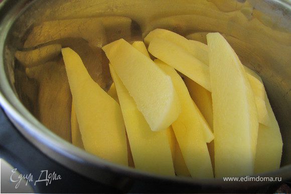 Картошку вымыть, почистить, нарезать длинными брусочками, оставить в холодной воде полежать минут 10. Включить духовку разогреваться на 220 градусов.