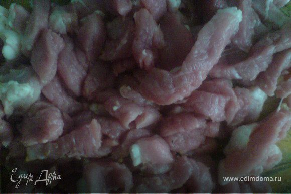 мясо нарезать небольшими брусочками