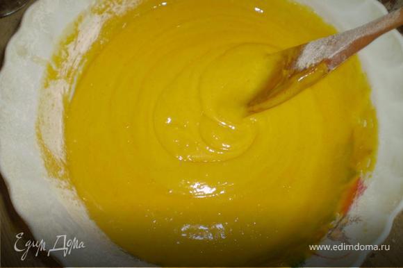 Растапливаем маргарин, и постоянно помешивая, соединяем его с желтками. Затем просеиваем муку с разрыхлителем и добавляем в масляно-желтковую смесь.