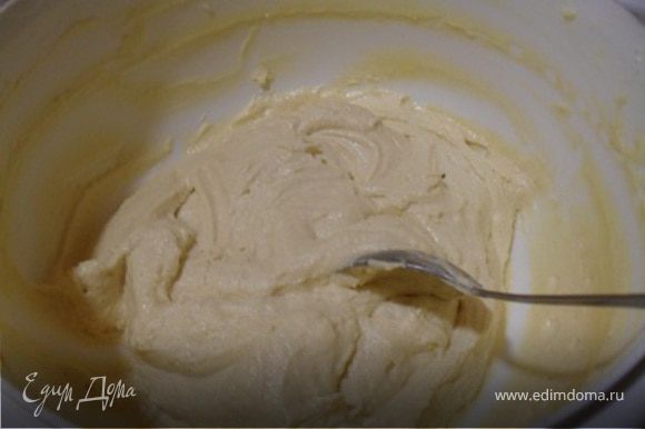 Размягченный маргарин взбить с сахаром, постепенно добавить остальные ингредиенты, замесить тесто ( если сильно густое тесто, то добавить немного молока).
