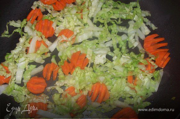 Обжарьте морковь и капусты...При чем сначала 2-3 минуты вы обжариваете морковь , а затем добавляете капусту...и жарьте до готовности капусты еще 1-2 минуты, постоянно помешивая...