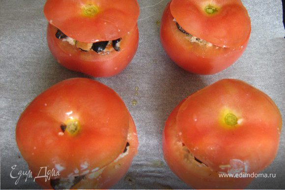 Наполнить смесью помидоры, накрыть срезанной "крышкой", сбрызнуть маслом и запекать 30 мин.