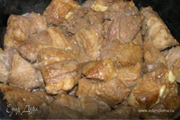 Замаринованное мясо обжарить на сковороде с небольшим количеством масла, затем добавить бульон и тушить около 30-40 минут до мягкости.