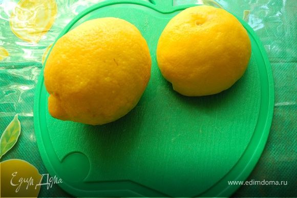 Все очень просто. Нарезала лимон на кусочки (в исходном рецепте лимон очищается от кожуры, дольки от пленок, но можно сделать с кожурой, если лимоны экологически чистые).