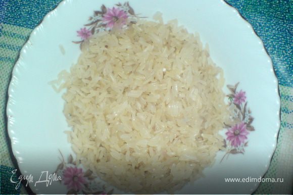 добавить хорошо промытый рис ,соль и специи
