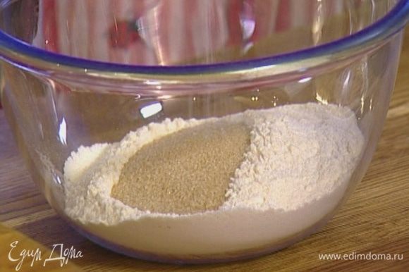 Муку перемешать с сахаром, разрыхлителем, мускатным орехом, имбирем, корицей и солью.