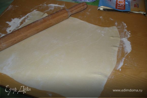 Смазать кусочком сливочного масла бумагу для выпечки, застелить форму. Раскатать пласты слоеного теста, выложить один на дно формы, так, чтобы получились высокие бортики.