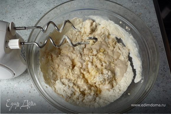 Оставшееся молоко, яйцо и соль добавляем в тесто. Перемешиваем вначале при помощи миксера и насадки для теста...