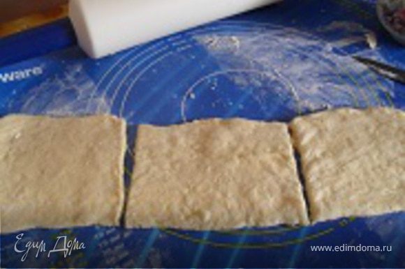 После проделанного, раскатать тесто в пласт толщиной 1 см, нарезать на квадраты 10*10 см.