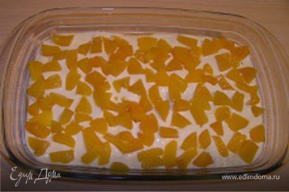 На дно формы для десерта выложить слой буше-бисквитов, быстро обмакивая их в кофе. Затем выложить половину крема и нарезанные персики.
