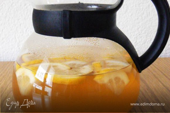 Приготовить чай и остудить. Добавить апельсиновый сок, порезанные фрукты и дать немного постоять. Затем добавить сахар (по желанию), поставить на пару часов в холодильник. Затем налить чай в стакан и можно наслаждаться!