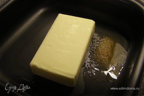 Тесто: в форму для запекания выложить сливочное масло, соль, сахар и оливковое масло. Поставить в предварительно разогретую до 200 градусов духовку на 10 минут.