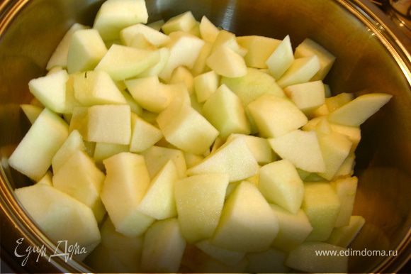 Духовку нагреть до 180С. Для начала займемся приготовлением яблочного пюре. Для этого очистим яблоки от кожуры и семян, нарежем на небольшие кубики и сбрызнем соком лимона. Затем выкладываем яблоки в кастрюлю с толстым дном, пересыпаем сахаром, используем половину стакана и отправляем на плиту томиться под крышкой на слабом огне до полного размягчения яблок. Пробиваем в миксере. Добавляем корицу и ваниль. Остужаем полученное пюре.
