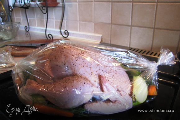 Завязываем края рукава и отправляем в духовку на 1,5 ч., в общем до готовности курицы.