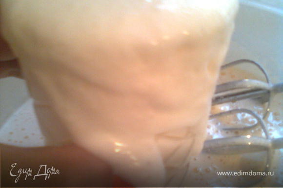яйца взбить с сахарным песком до бела и добавить кефир( посыпав в стакан разрыхлитель)перемешивая